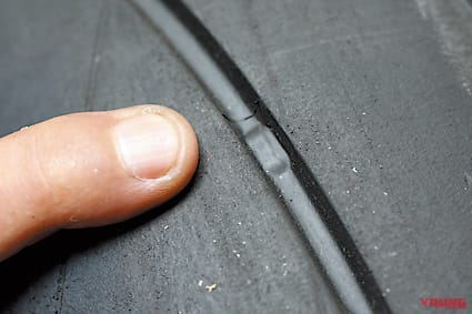 スリップサイン|Q77:1万km? 5年?? タイヤの寿命を教えて【30秒でわかる! バイクの疑問】