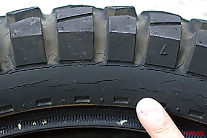 ヒビ割れ|Q77:1万km? 5年?? タイヤの寿命を教えて【30秒でわかる! バイクの疑問】