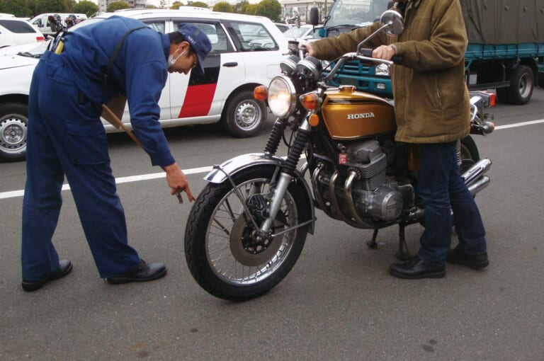 車検の様子|Q79:「車検」って実際には何をしているの?【30秒でわかる! バイクの疑問】