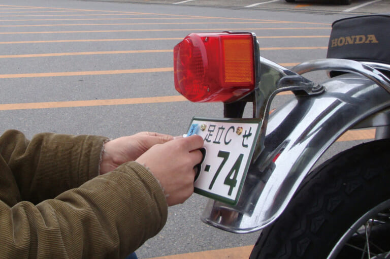 検査標章ステッカー|Q79:「車検」って実際には何をしているの?【30秒でわかる! バイクの疑問】