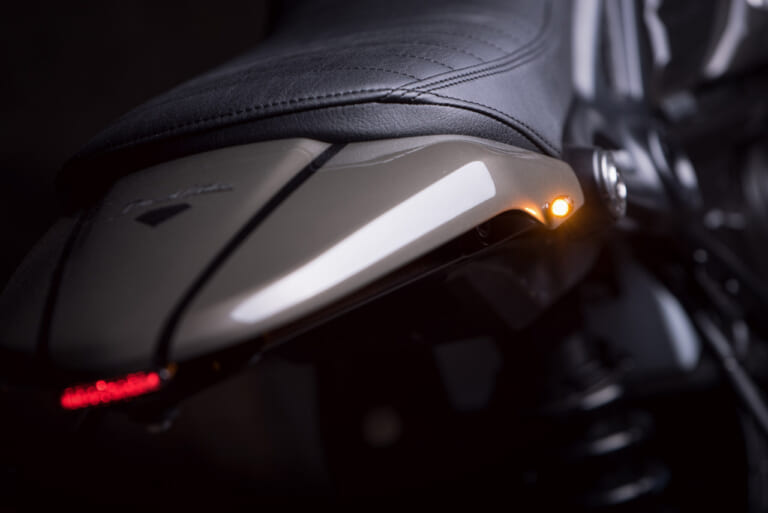 ケラーマン バレットアトー|Q82:位置は? 明るさは?? ウインカーの決まりごとを教えて【30秒でわかる! バイクの疑問】