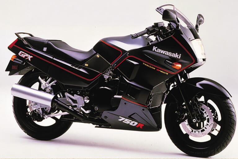 カワサキ GPX750R|「トップガンにも登場」ニンジャの始祖となった長寿バイク:1984カワサキGPz900R【あの素晴らしい名車をもう一度】