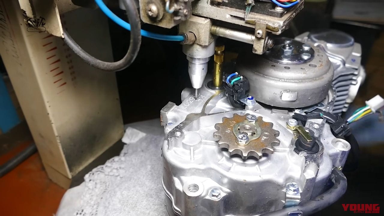 |手作業で『カブっぽい70ccのエンジン』を組み立てる動画、ちょびっとワイルドで面白い!