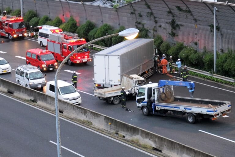 高速道路での緊急出動イメージ|緊急車両が来たらどうする!? 一般道路と高速道路の違いにも要注意!
