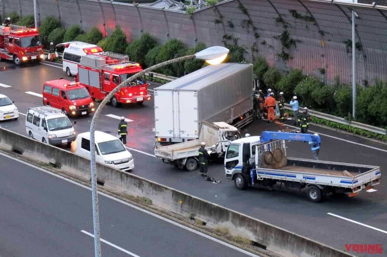 高速道路での緊急出動イメージ|緊急車両が来たらどうする!? 一般道路と高速道路の違いにも要注意!