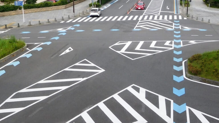 【ビギナーQ＆A】道路のシマシマ“ゼブラゾーン”ってどんな意味があるの? 実は走行できるの知ってた?