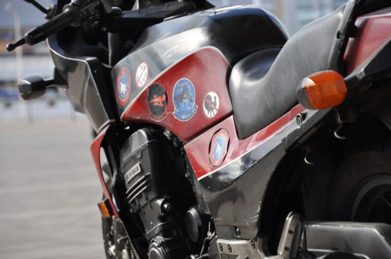トップガン マーヴェリック|GPZ900R|トップガン「GPZ900R」は転倒歴があった!? エイジング処理だけじゃない傷やヤレ感の再現がハンパない!