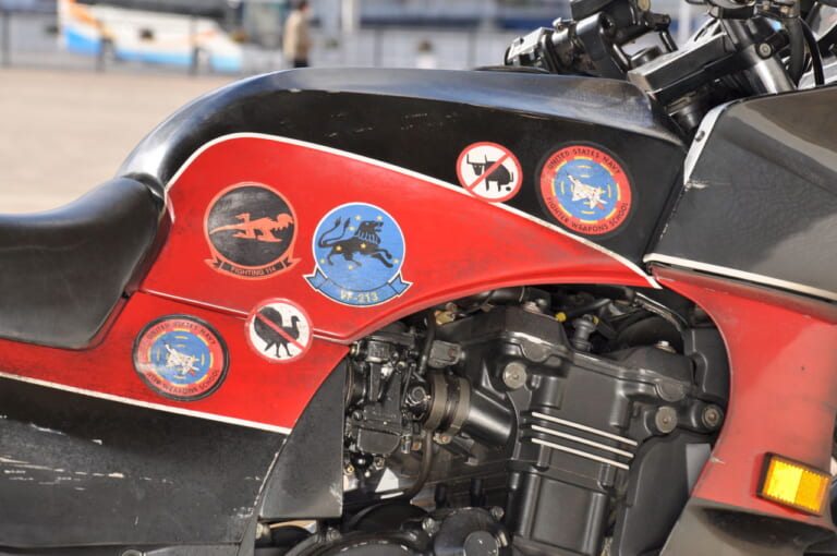 トップガン マーヴェリック|GPZ900R|トップガン「GPZ900R」は転倒歴があった!? エイジング処理だけじゃない傷やヤレ感の再現がハンパない!