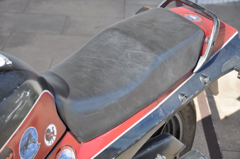 トップガン マーヴェリック|GPZ900R|トップガン「GPZ900R」は転倒歴があった!? エイジング処理だけじゃない傷やヤレ感の再現がハンパない!