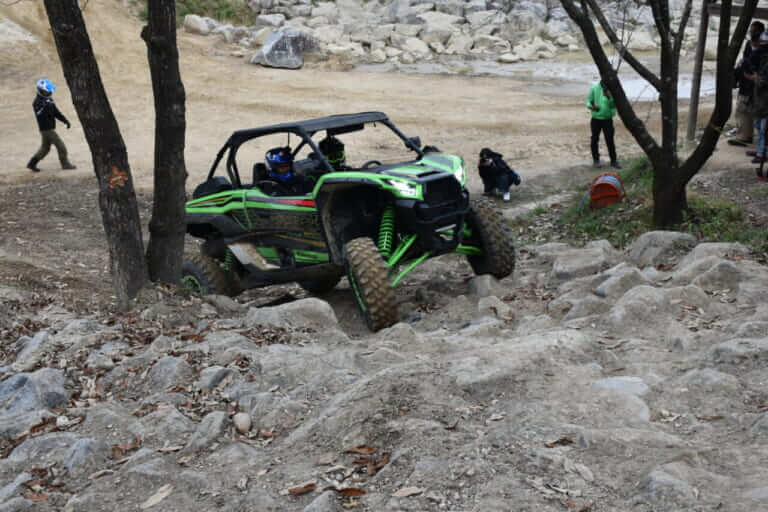 カワサキ|オフロード4輪|テリックスKRX1000|【試乗速報】ヌルヌル&ヒタヒタ! カワサキのオフロード4輪「テリックス/ミュール」は、サスペンションの動きがヤバい乗り物だ!!