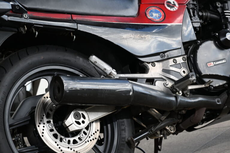 トップガン マーヴェリック|GPZ900R|トップガン「GPZ900R」は転倒歴があった!? エイジング処理だけじゃない傷やヤレ感の再現がハンパない!