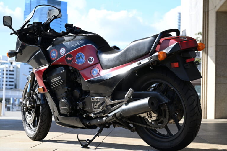 トップガン マーヴェリック|GPZ900R|トップガン「GPZ900R」は転倒歴があった!? エイジング処理だけじゃない傷やヤレ感の再現がハンパない!