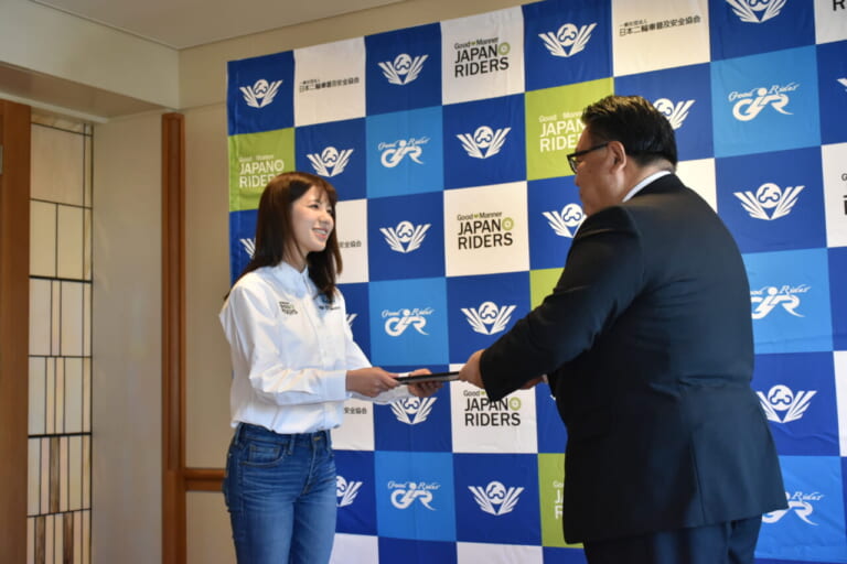 ジャパンライダーズ|委嘱式|梅本まどか|倉石誠司|日本二輪車普及安全協会|安全・安心・快適を目指して!! “梅ちゃん”が来年も「ジャパンライダーズ」のアンバサダーを務めるぞ