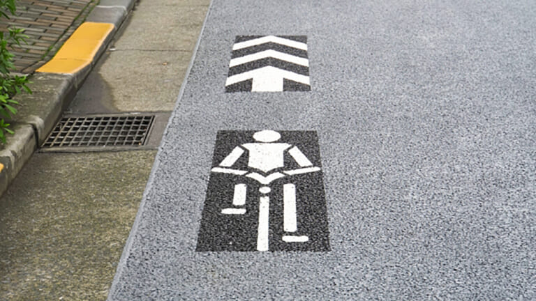 自転車ナビマーク|Q92:路肩は? 路側帯は?? バイクで走っていい場所ってどこ?【30秒でわかる! バイクの疑問】