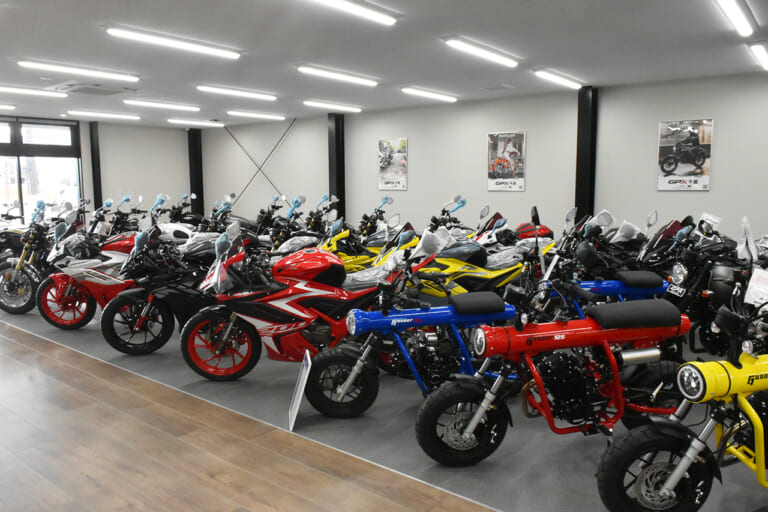 展示スペース|【GPX千葉の新店舗オープン!】お披露目イベントではGPXジャパン社長が「今までにない新型車を3月に発表」と明言!