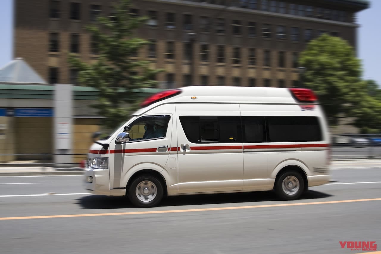 緊急出動する救急車イメージ|緊急車両が来たらどうする!? 一般道路と高速道路の違いにも要注意!