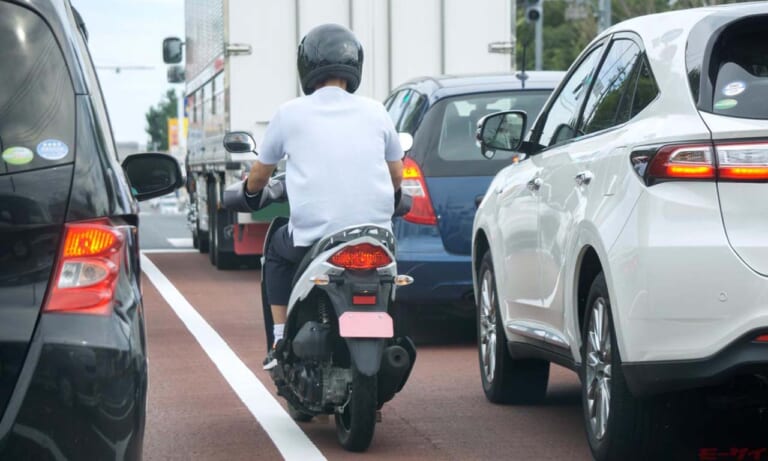 バイクの「すり抜け運転」を見かけたら、白バイは捕まえるのか？