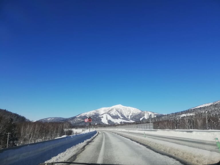 冬の高速道路イメージ
