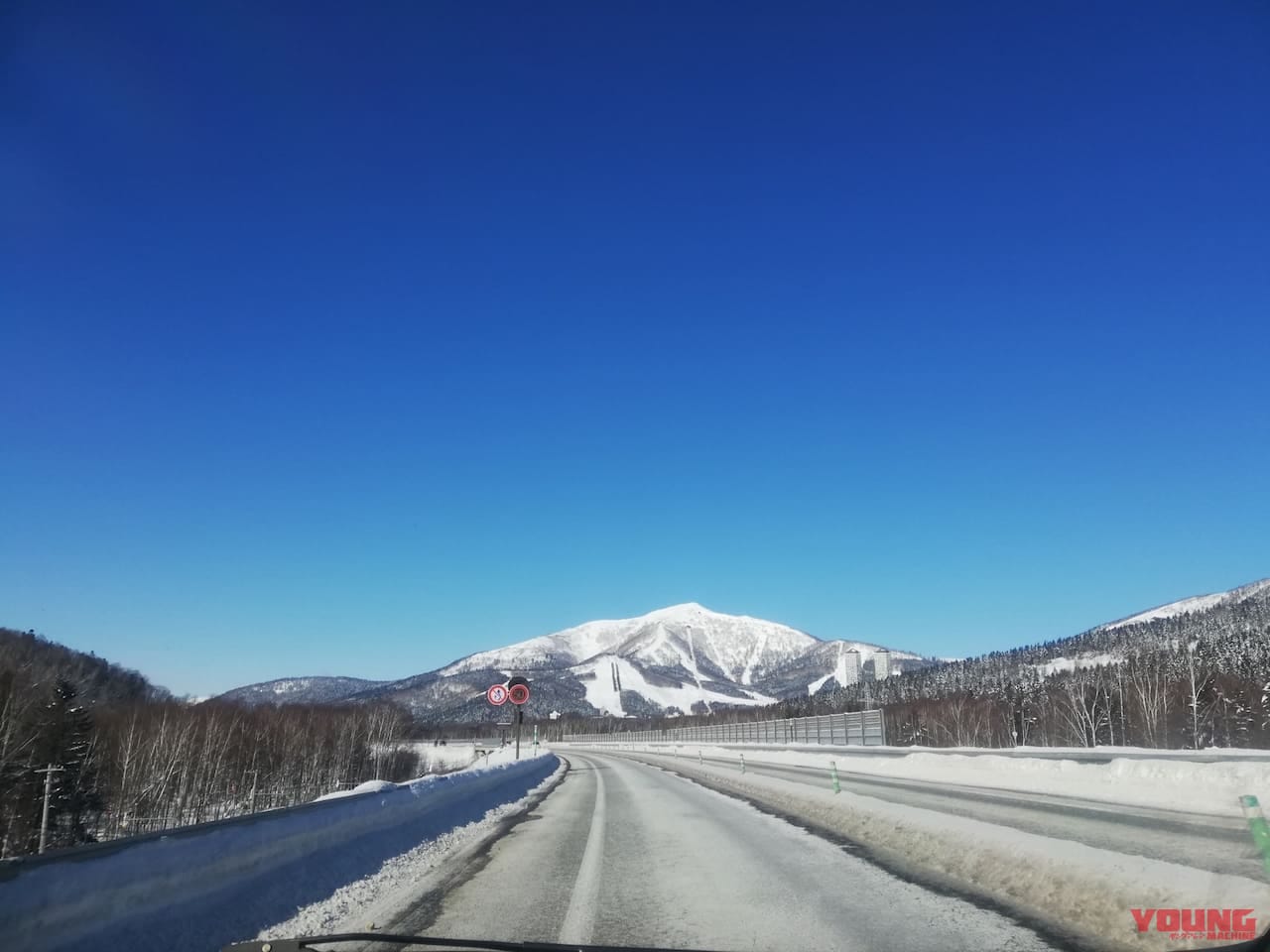 冬の高速道路イメージ|押さえておきたい“冬用タイヤ規制”ってなに? 高速に乗るなら今すぐ準備を!
