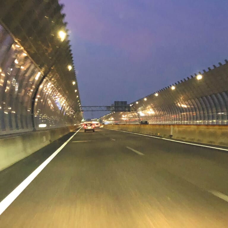 夜間走行イメージ|Q93:ハイビームやホーンの使い方。何か決まりってあったっけ?【30秒でわかる! バイクの疑問】