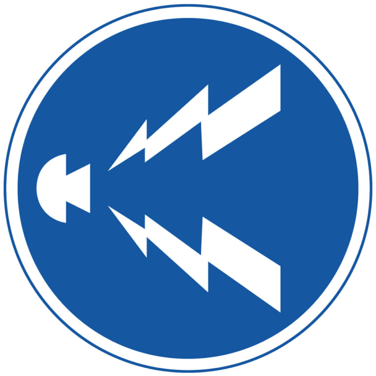 警笛鳴らせ|Q93:ハイビームやホーンの使い方。何か決まりってあったっけ?【30秒でわかる! バイクの疑問】