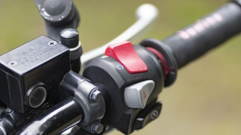 【ビギナーQ＆A】バイクってハザード搭載しなくてもいいの? 意外に知らないハザードの正しい使い方