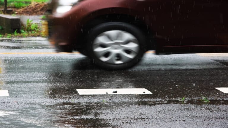 雨天時の路面のイメージ画像