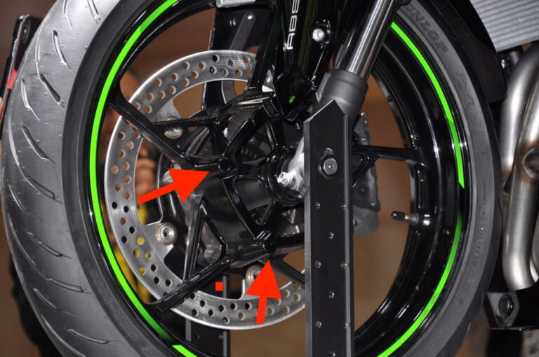 カワサキ|ZX-25R|フロントブレーキ|超官能マシン「ニンジャZX-25R」をガチ速スペックにすると「ニンジャZX-4R」に?! 超話題の新型4気筒を妄想大比較!!