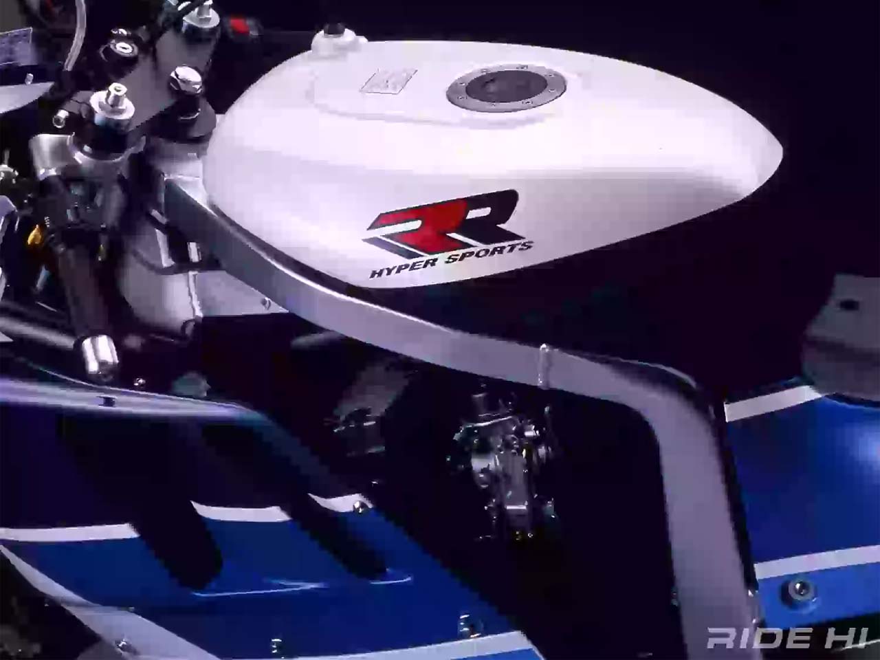 スズキGSX-R750[名車バイクレビュー] 油冷エンジン＆徹底したハンドリング追求で他にない独創性を貫く│WEBヤングマシン｜新車バイクニュース