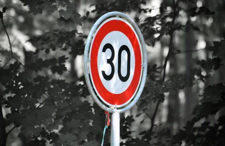 制限速度30km/hゾーンの標識 イメージ画像