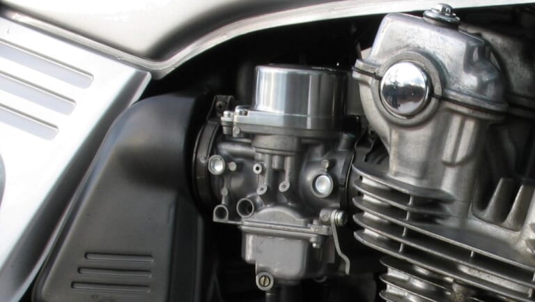 【懐かしのバイク用語　Vol.7　キャブレター】現在主流のフューエルインジェクション（FI）と何が違う？