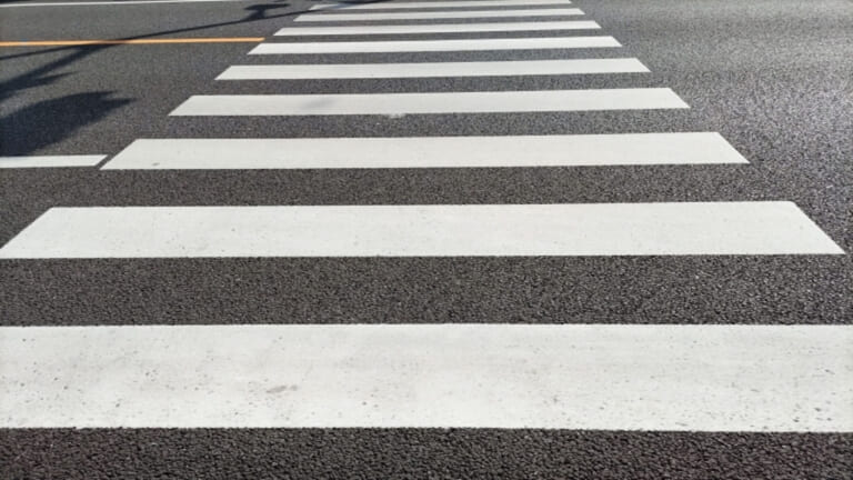 バイクの天敵!? 避けては通れない横断歩道の白線が滑りやすいのはなぜ？