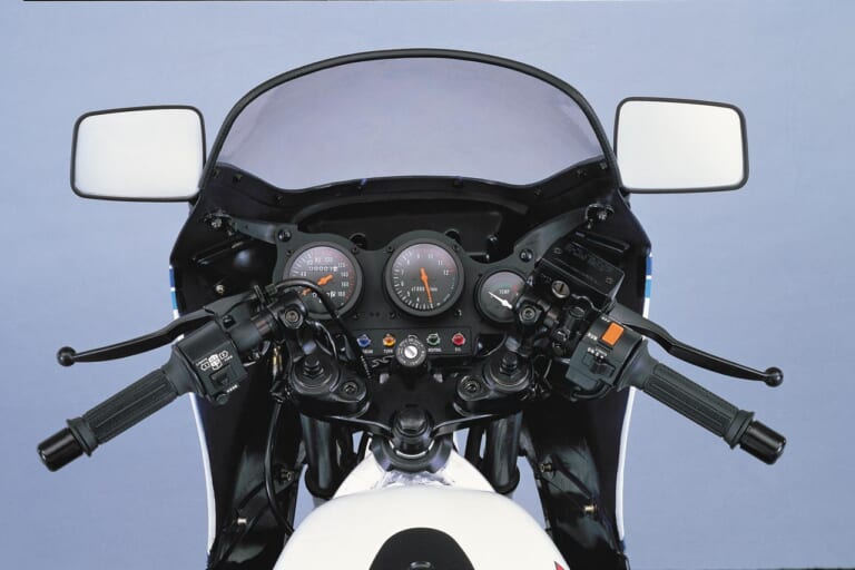 スズキ RG250Γ|「カウル&セパハンの先駆け! 」2ストレーサーレプリカの代名詞:1983スズキRG250Γ(ガンマ)【あの素晴らしい名車をもう一度】