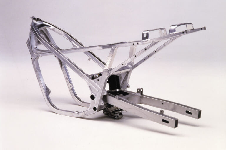 スズキ RG250Γ|「カウル&セパハンの先駆け! 」2ストレーサーレプリカの代名詞:1983スズキRG250Γ(ガンマ)【あの素晴らしい名車をもう一度】