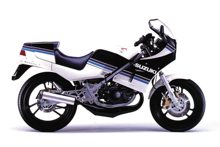 スズキ RG250Γ|「カウル&セパハンの先駆け! 」2ストレーサーレプリカの代名詞:1983スズキRG250Γ(ガンマ)【あの素晴らしい名車をもう一度】