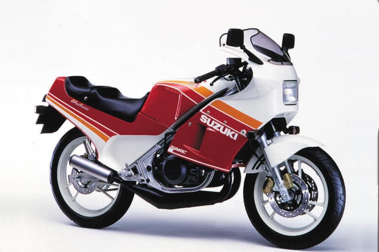 スズキ RG250Γ|「カウル&セパハンの先駆け! 」2ストレーサーレプリカの代名詞:1983スズキRG250Γ(ガンマ)【あの素晴らしい名車をもう一度】