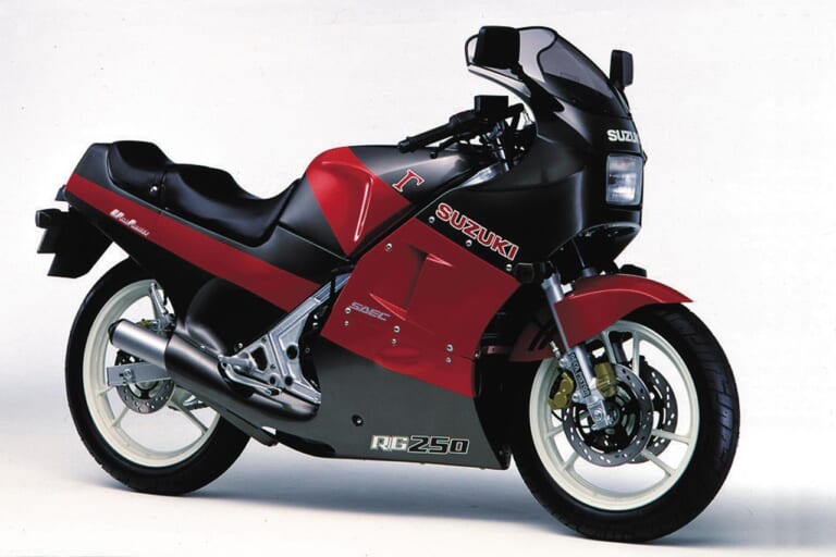 スズキ RG250Γ|「カウル&セパハンの先駆け! 」2ストレーサーレプリカの代名詞:1983スズキRG250Γ(ガンマ)【あの素晴らしい名車をもう一度】