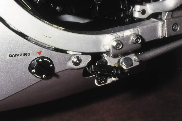 カワサキ KR250/S|「唯一のタンデムツイン(前後2気筒)」栄光のチャンピオンレプリカも:1984カワサキKR250/S【あの素晴らしい名車をもう一度】