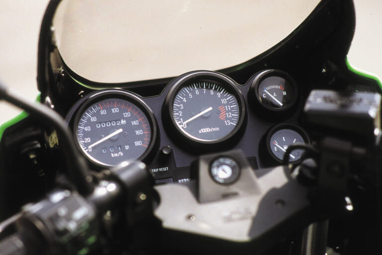 カワサキ KR250/S|「唯一のタンデムツイン(前後2気筒)」栄光のチャンピオンレプリカも:1984カワサキKR250/S【あの素晴らしい名車をもう一度】