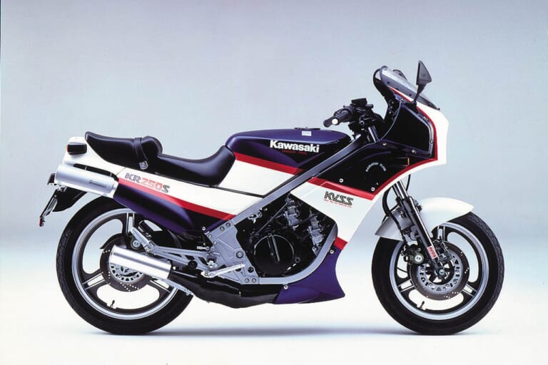 カワサキ KR250S|「唯一のタンデムツイン(前後2気筒)」栄光のチャンピオンレプリカも:1984カワサキKR250/S【あの素晴らしい名車をもう一度】