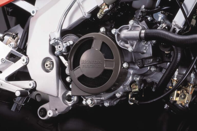 ホンダ NSR250R SP|「2スト全盛期を代表する傑作」1986ホンダNSR250R:レーサーに保安部品を付けただけ!【あの素晴らしい名車をもう一度】