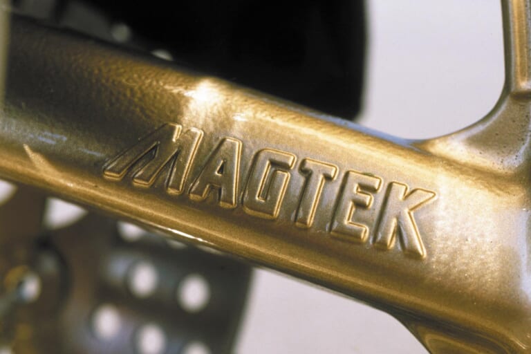 ホンダ NSR250R SP|「2スト全盛期を代表する傑作」1986ホンダNSR250R:レーサーに保安部品を付けただけ!【あの素晴らしい名車をもう一度】