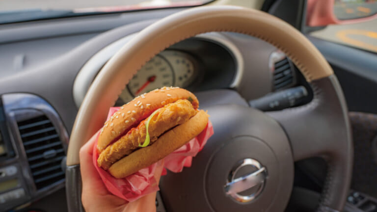 おにぎりにお茶に飴…食事しながらの運転って違反？〈YMクルマ部〉