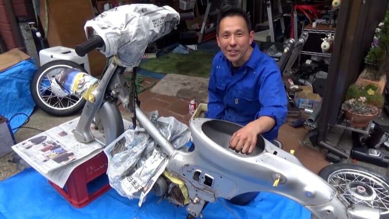 不動バイクを高速レストア!! 怒涛のスピードで部品を直していくぞ【リトルカブ一日レストア｜中編】 WEBヤングマシン｜新車バイクニュース