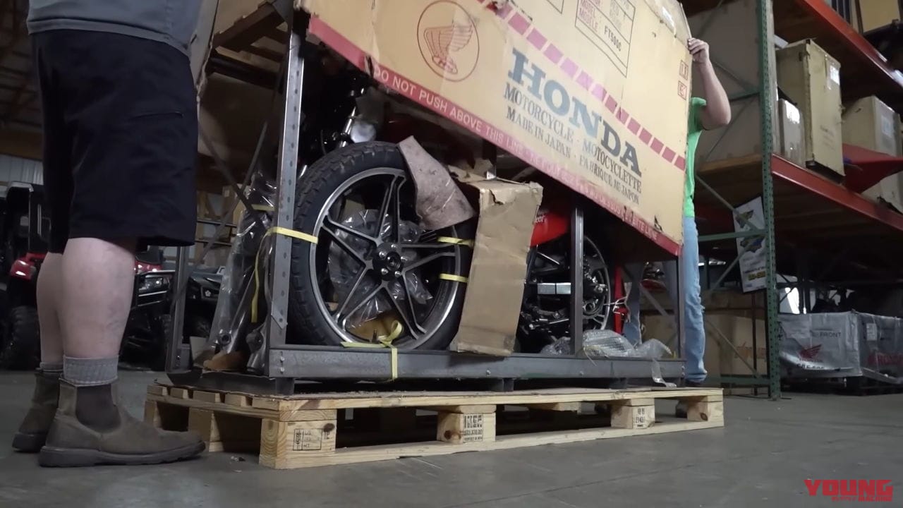 |42年前のホンダのバイクを『箱入り新車』のままゲット! “フラットトラック”の名の赤いマシンが蘇る