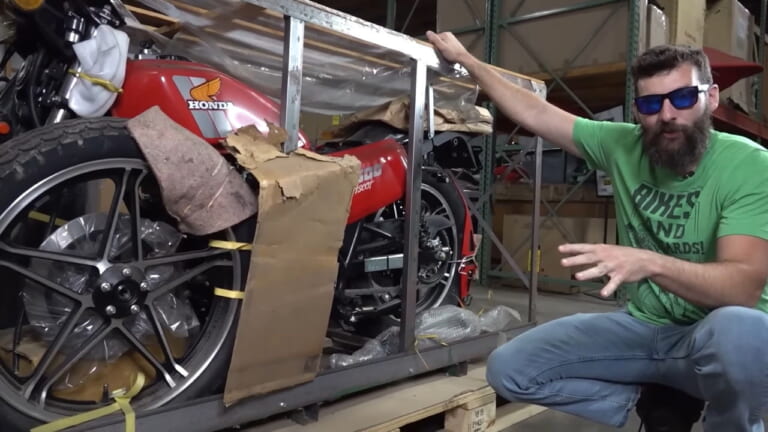 42年前のホンダのバイクを『箱入り新車』のままゲット！ “フラットトラック”の名の赤いマシンが蘇る