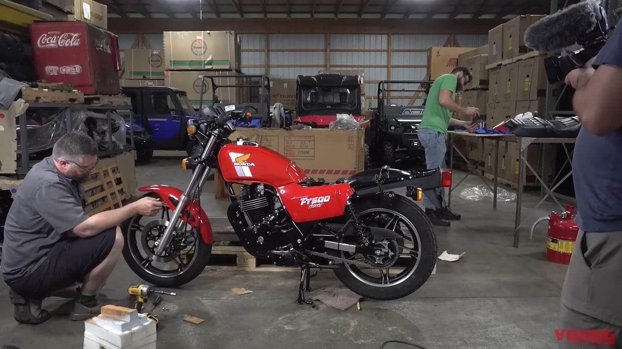 |42年前のホンダのバイクを『箱入り新車』のままゲット! “フラットトラック”の名の赤いマシンが蘇る