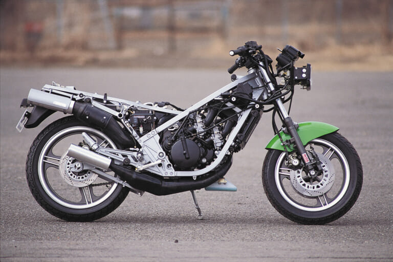 カワサキ KR250/S|「唯一のタンデムツイン(前後2気筒)」栄光のチャンピオンレプリカも:1984カワサキKR250/S【あの素晴らしい名車をもう一度】