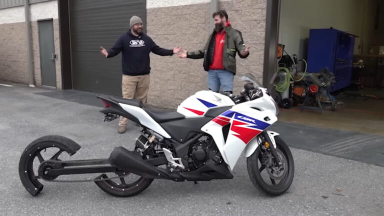 半分のタイヤを2つと前輪1で合計2輪か……って違ーう！ タイヤを半分にしちゃったCBRは無事に走り出せるのか!?