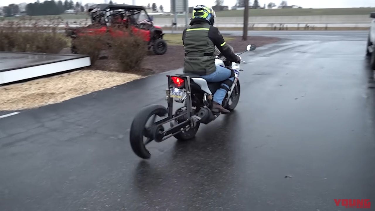 |あっ、危な……! タイヤを半分にしちゃったCBRは無事に走りだせるのか!?